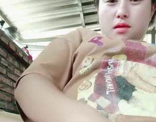 EVC-066 怀孕的人妻露脸大白天哄着孩子还要伺候大哥激情啪啪掰开逼逼给狼友看特写各种舔弄大鸡巴无套爆草射逼里